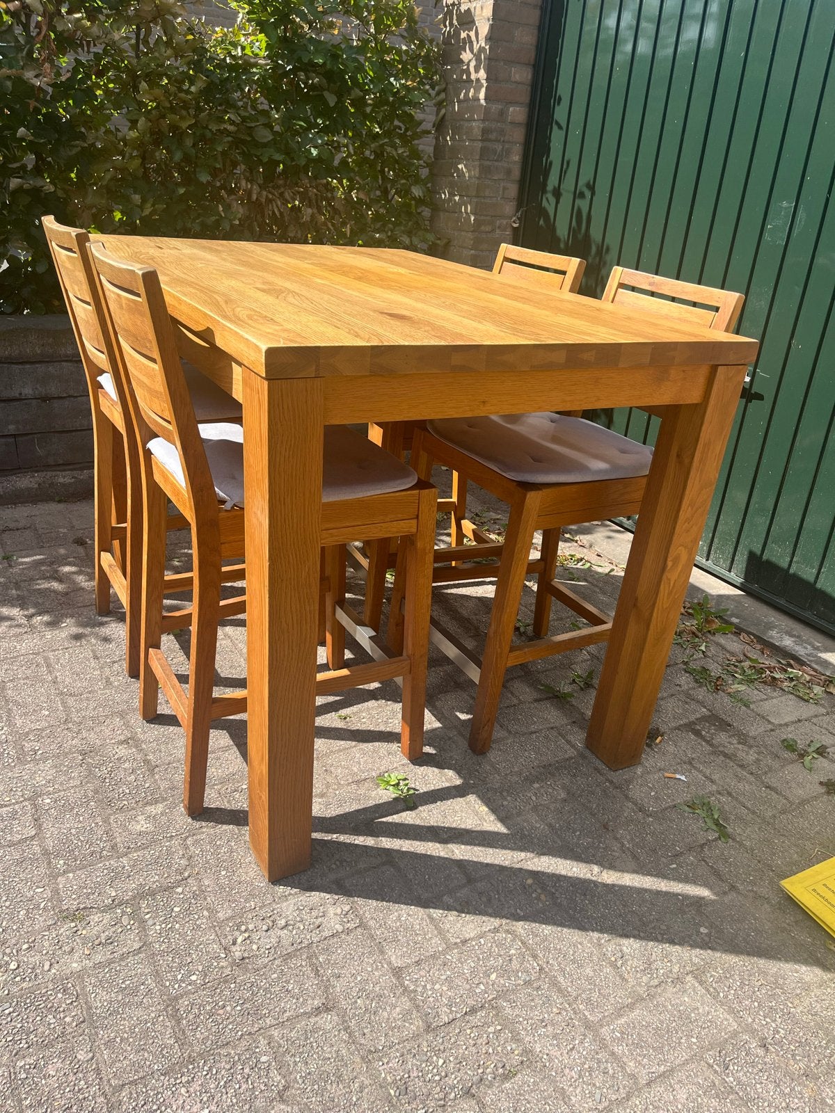 Houten (eiken) bartafel met 4 barkrukken/stoelen, Ophalen, Gebruikt, Met voetsteun, 90 cm of meer