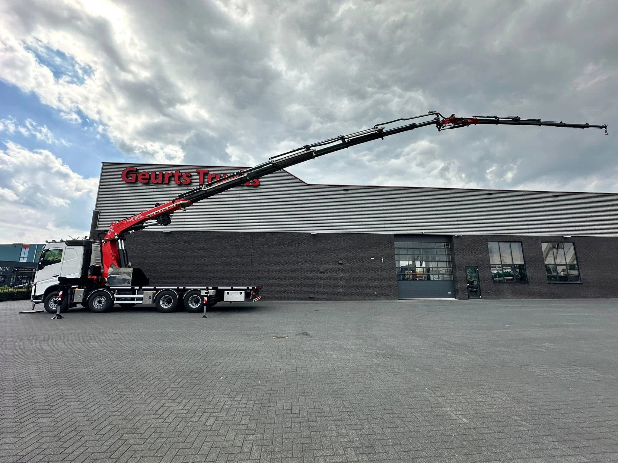 Volvo FH 8X4 BAKWAGEN MET FASSI F1150RA.2.28 XHE-DYNAMIC MET, Auto's, Vrachtwagens, Automaat, Achterwielaandrijving, Euro 6, Wit