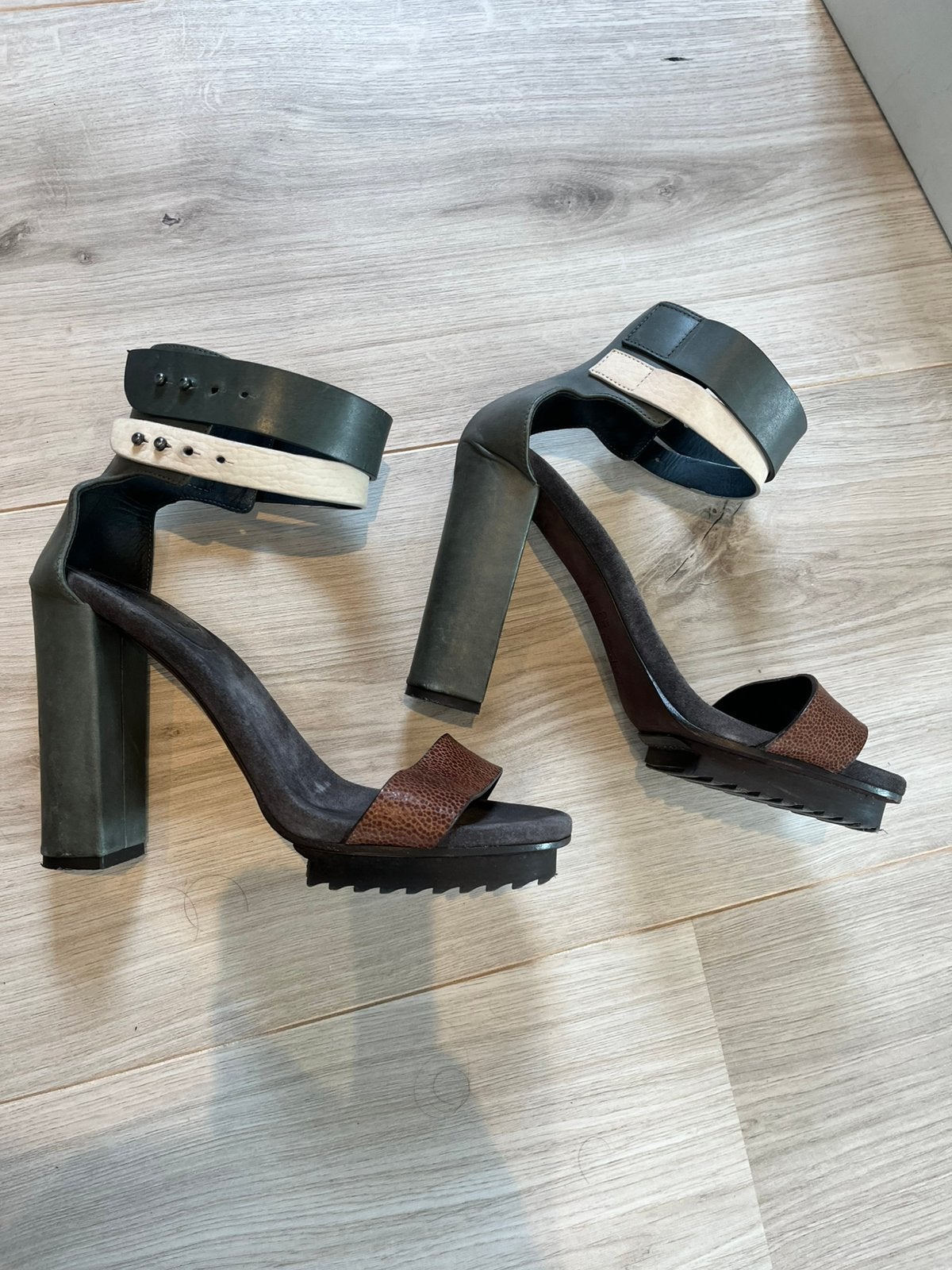 Brunello Cucinelli sandaal 38 1/2, Beige, Zo goed als nieuw, Sandalen of Muiltjes, Ophalen of Verzenden