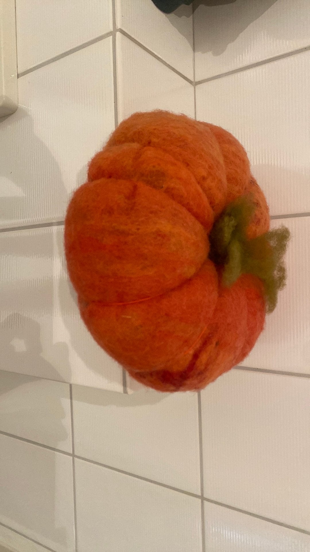 Pompoen handgemaakt vilt, Hobby en Vrije tijd, Ophalen of Verzenden, Nieuw, Figuurtje(s)