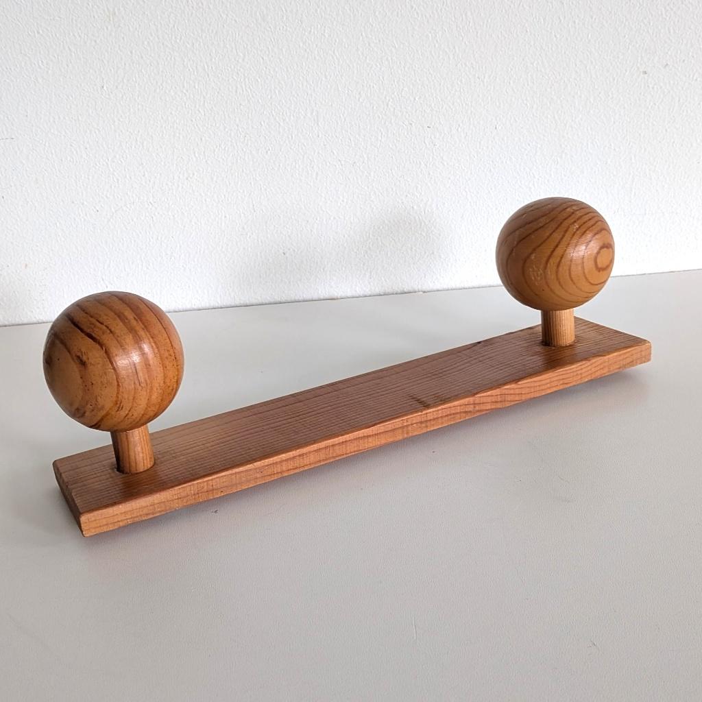 Vintage Charlotte Perriand kapstok. Grote bollen Grenen hout, Wandkapstok, Gebruikt, Ophalen of Verzenden, Minder dan 100 cm