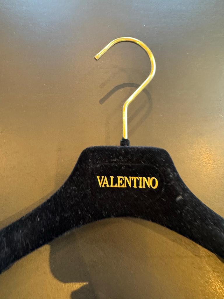 Valentino kledinghanger - Zwart fluweel met goud logo, Ophalen of Verzenden, Zo goed als nieuw, Fluweel, Volwassenen