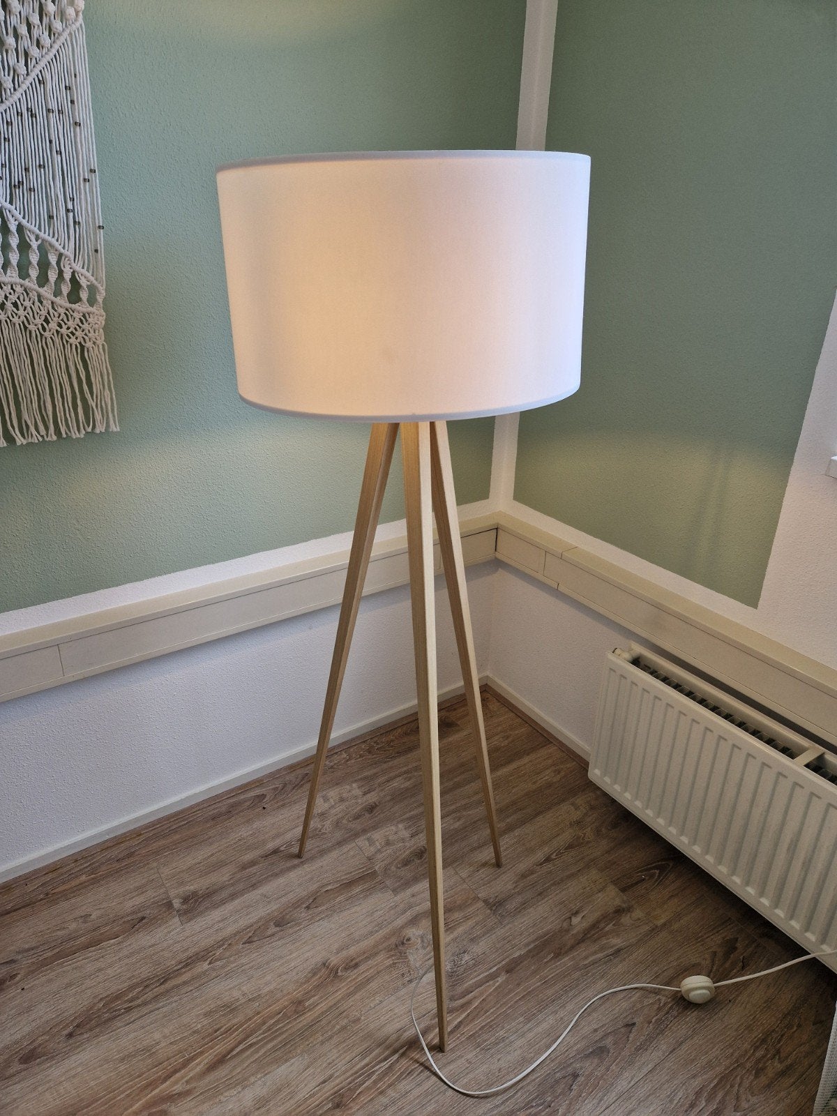 Stijlvolle vloerlamp met witte kap en houten poten, Huis en Inrichting, Ophalen, Gebruikt, Hout, 150 tot 200 cm