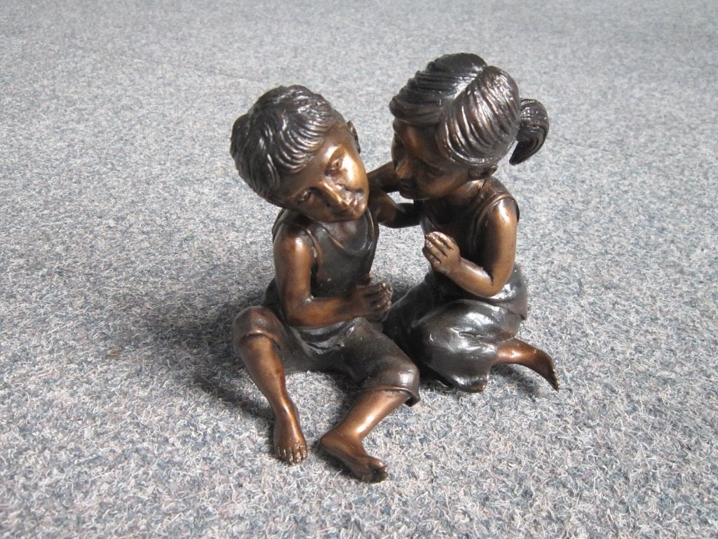 JONGEN MET MEISJE BRONZEN BEELD, Ophalen, Brons