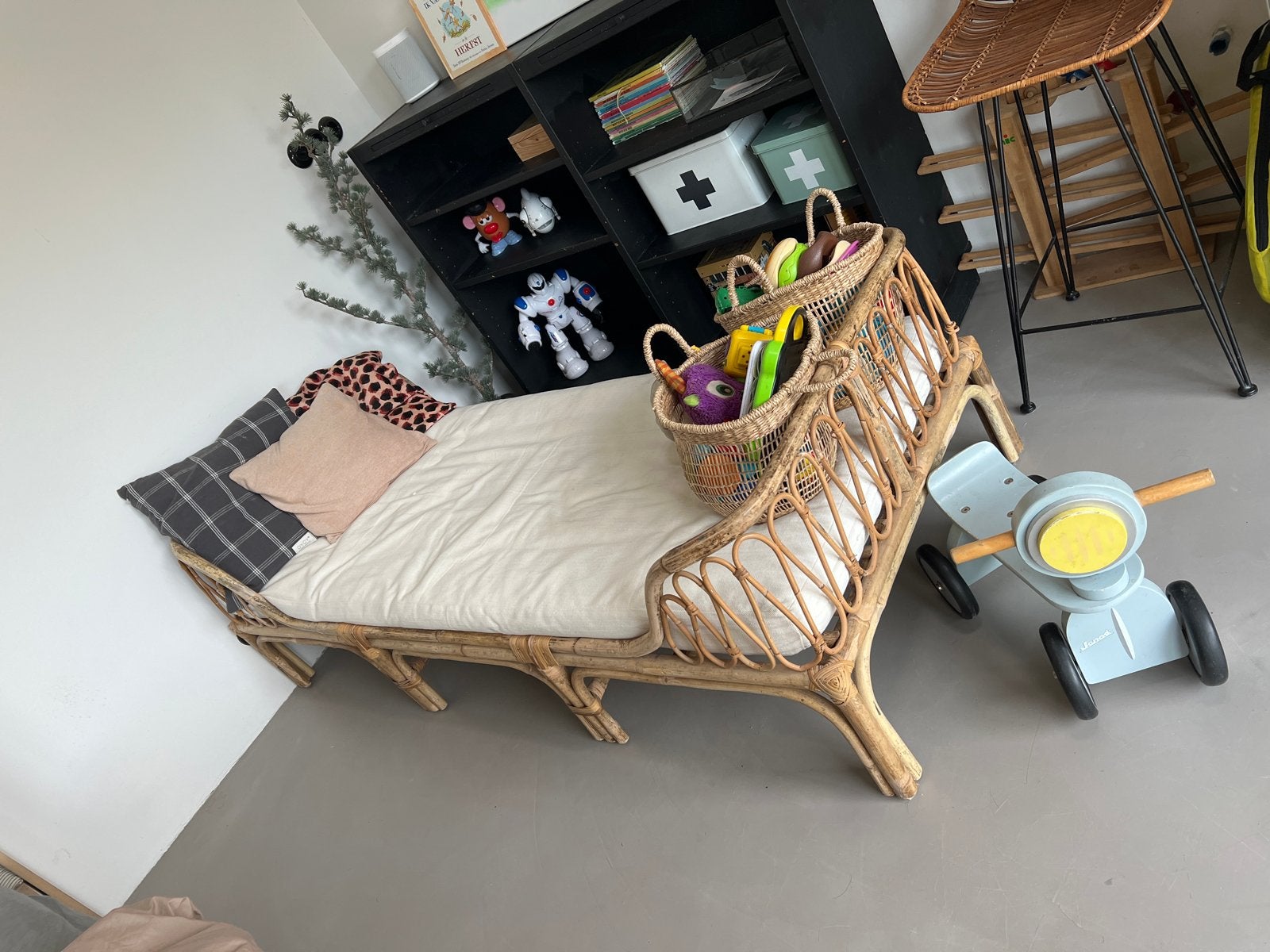 Rotan daybed/bank voor kinderkamer of speelhoek, Ophalen, Overige materialen, Gebruikt, Bruin