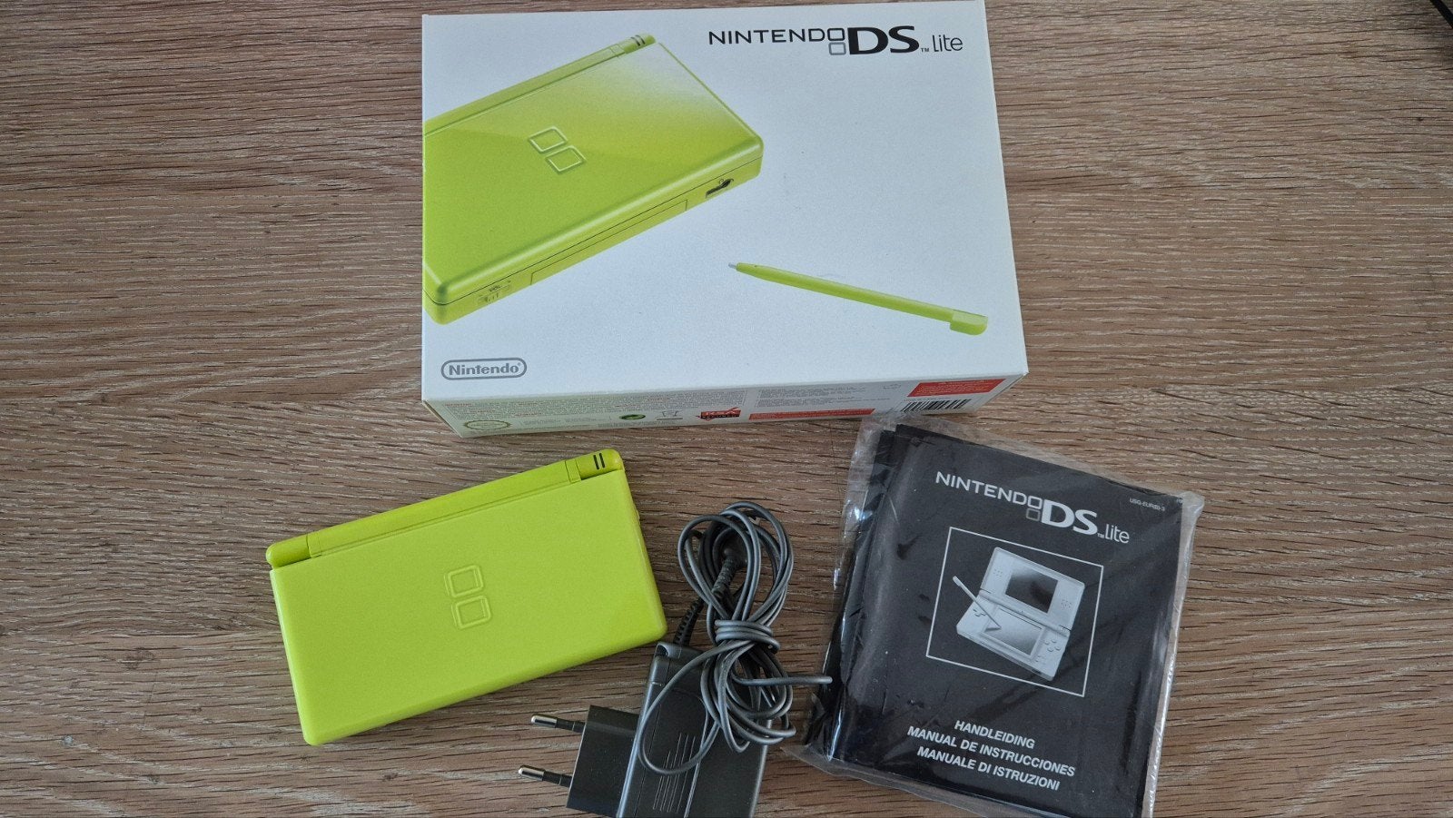 Nintendo DS Lite - Lime Groen met doos en oplader, Spelcomputers en Games, Ophalen of Verzenden, Zo goed als nieuw, Overige kleuren