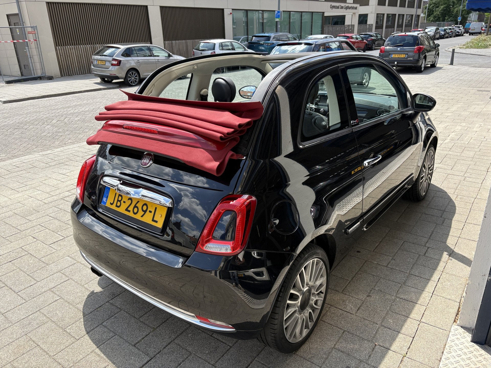 Fiat 500C 0.9 TwinAir Turbo Lounge CLIMA/NAVI/CARPLAY/LM VEL, Gebruikt, Cabriolet, Zwart, Origineel Nederlands