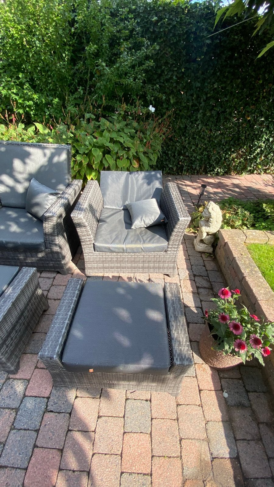 Foto 5 van Complete Loungeset: 3-zitsbank,2 fauteuils, tafel ,2 hockers