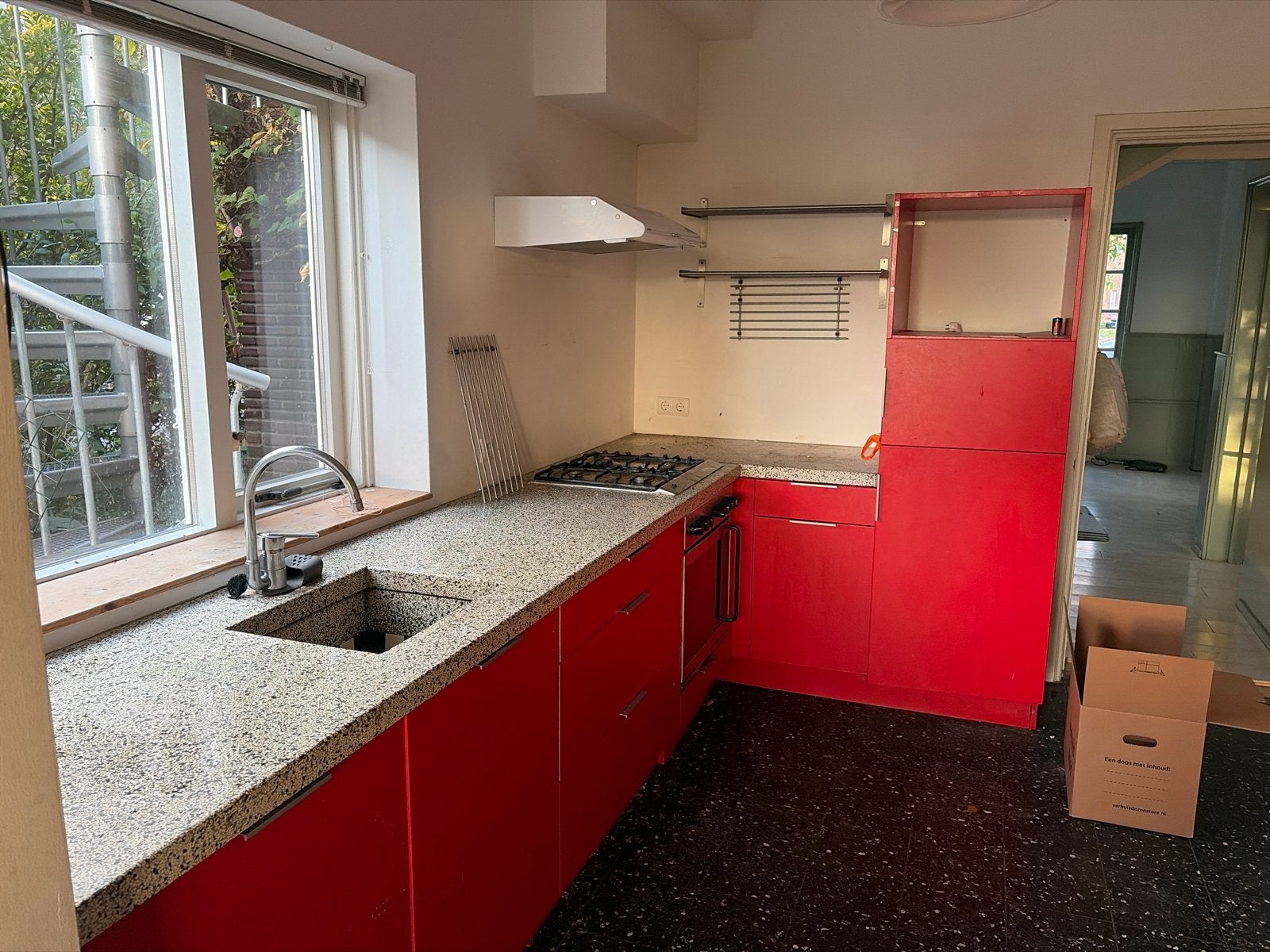 Complete rode keuken met apparatuur en terrazo blad, Ophalen, Gebruikt, Hoekkeuken, Graniet of Steen