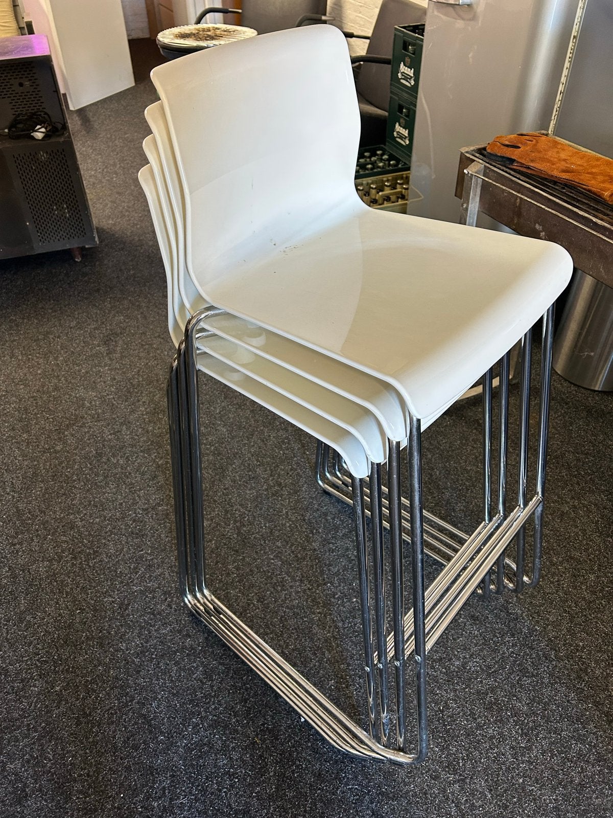 Set van 4 Witte Barstoelen met Chromen Onderstel, Huis en Inrichting, Stoelen, Ophalen, Kunststof, Gebruikt, Wit