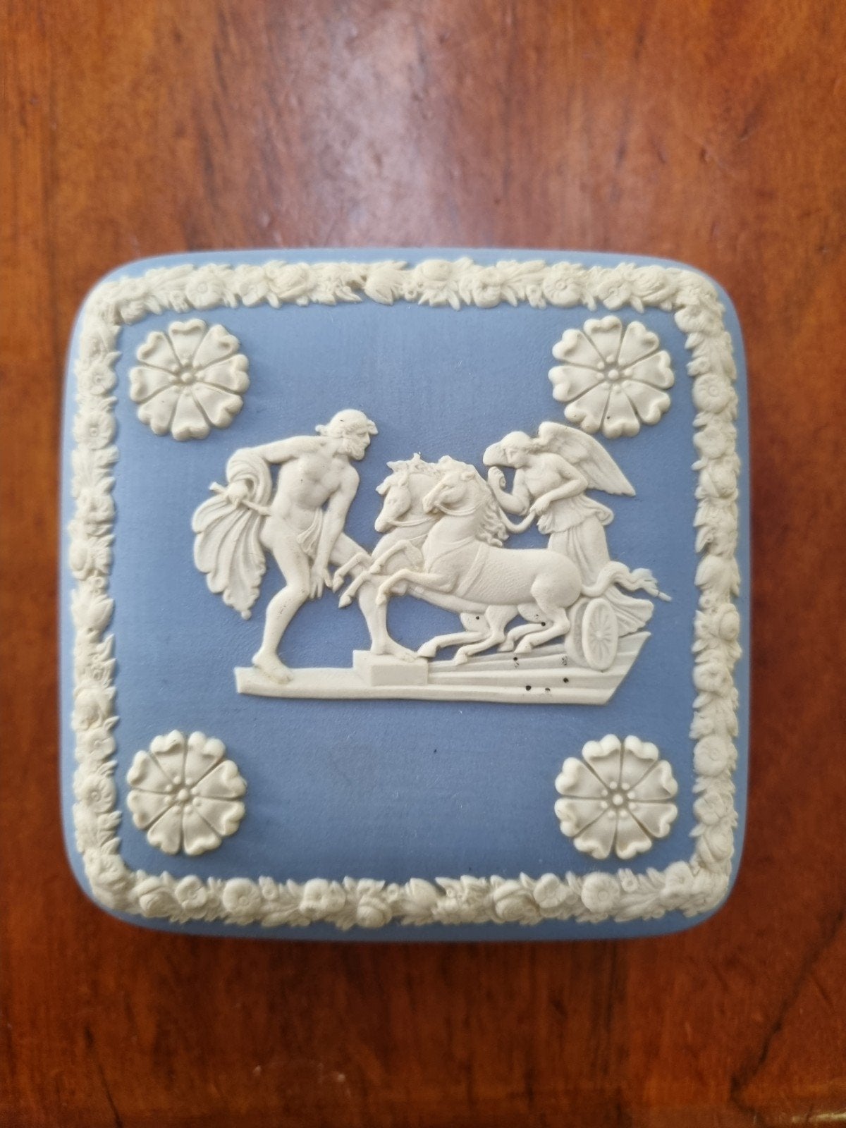 Wedgwood sieradendoosje - Blauw porselein met reliëf, Ophalen of Verzenden
