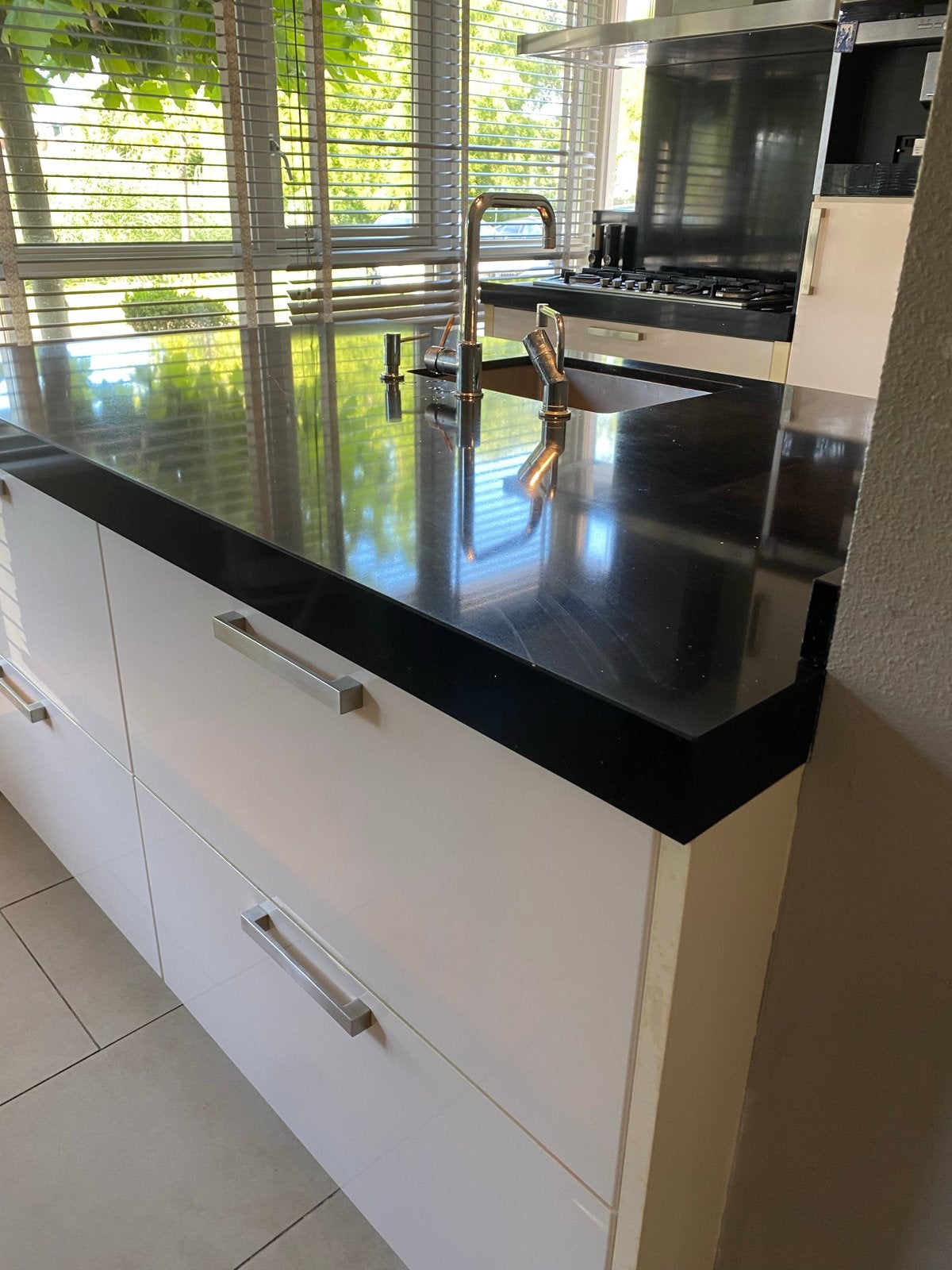 Moderne keuken met kookeiland en Siemens apparatuur, Ophalen, Wit, Zo goed als nieuw, Met kookeiland
