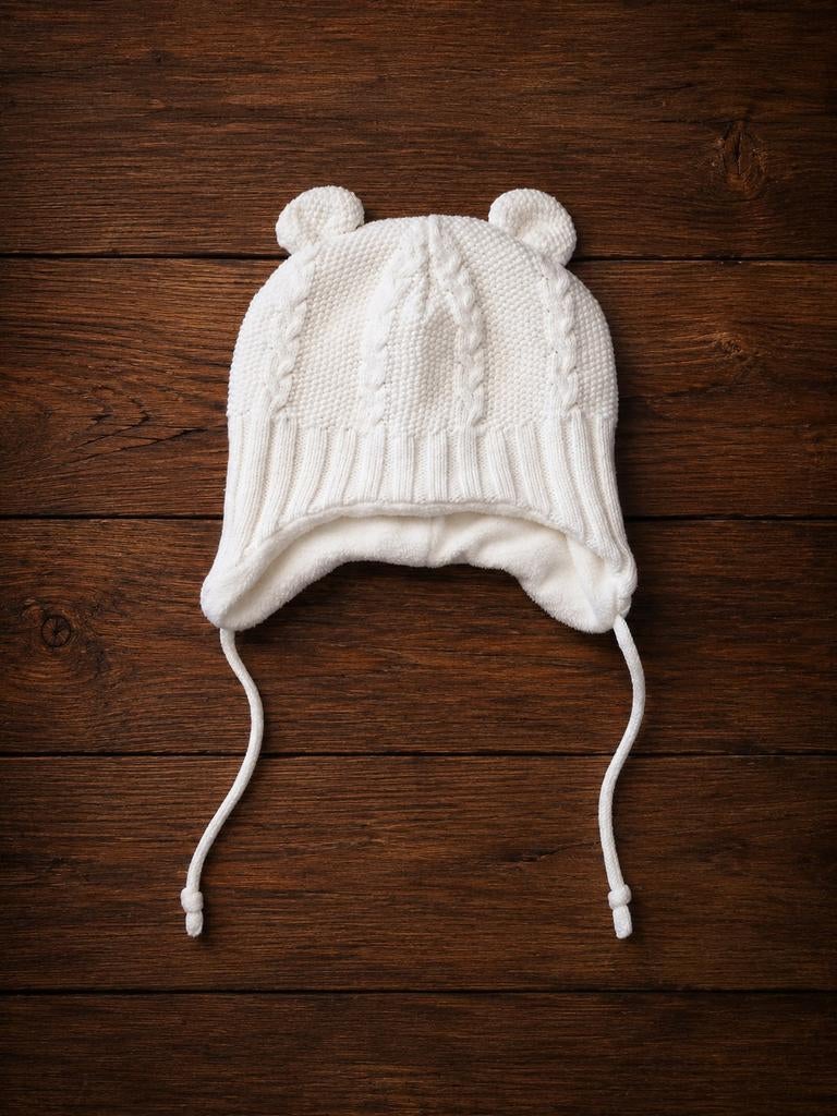 Witte gebreide babymuts met oortjes, Kinderen en Baby's, Babykleding | Mutsen, Sjaals en Wanten, Jongetje of Meisje, Ophalen of Verzenden