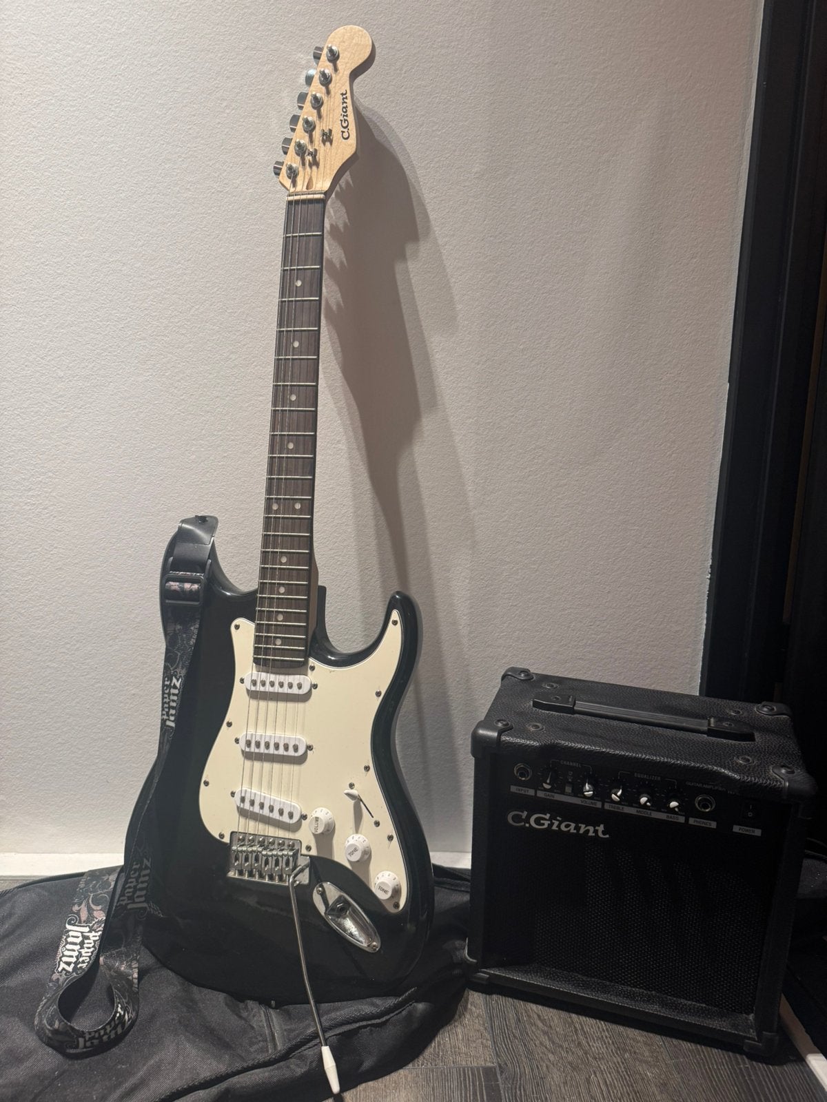 C. Giant - Elektrische gitaar met versterker, Overige merken, Met versterker, Ophalen of Verzenden, Zo goed als nieuw