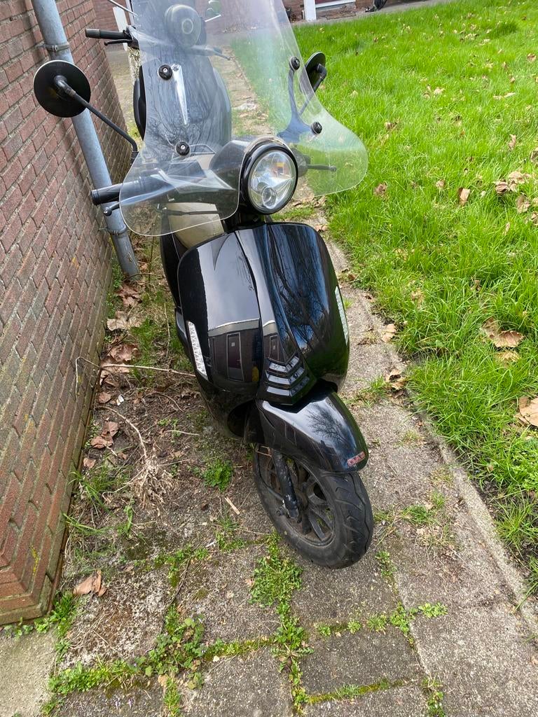 Zwarte momo scooter met windscherm en bagagerek, Ophalen of Verzenden, Gebruikt, Overige typen, Overige merken