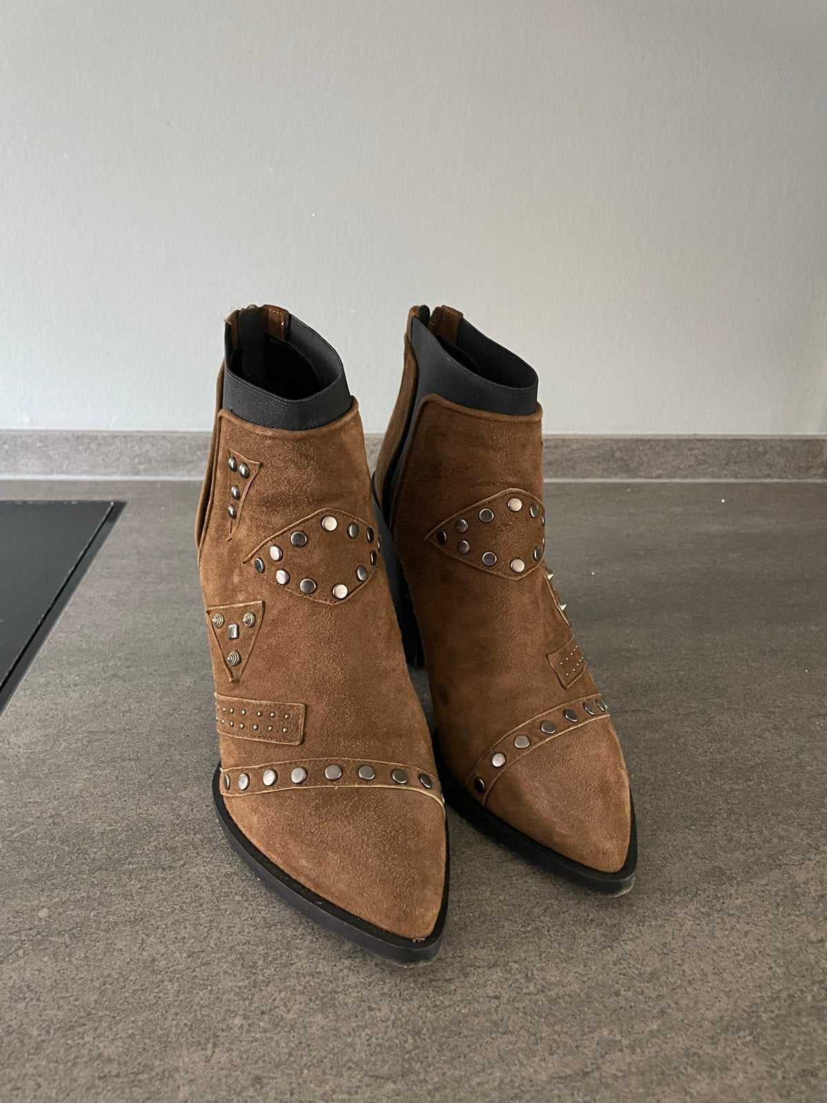 Giampaolo Viozzi suède enkellaarzen met studs - Maat 38, Ophalen of Verzenden, Gedragen, Bruin, Lage of Enkellaarzen