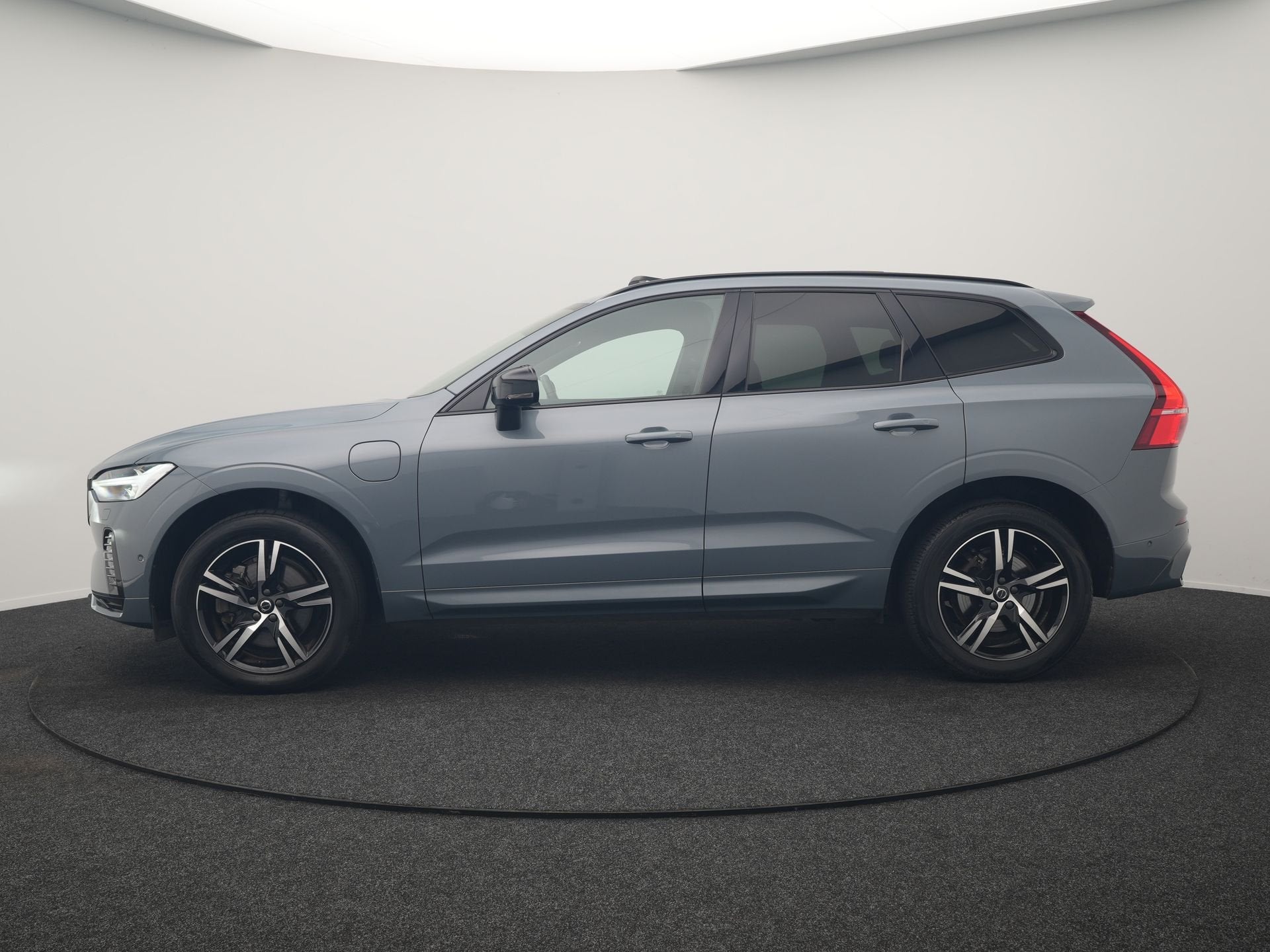 Volvo XC60 T6 AWD R-Design PHEV 340pk Dealer O.H. | Panodak, Auto's, Automaat, Dealer onderhouden, Gebruikt, Zwart