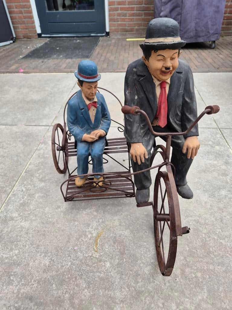 Laurel en hardy beeld op fiets, Verzamelen, Beelden en Beeldjes, Ophalen, Gebruikt, Mens
