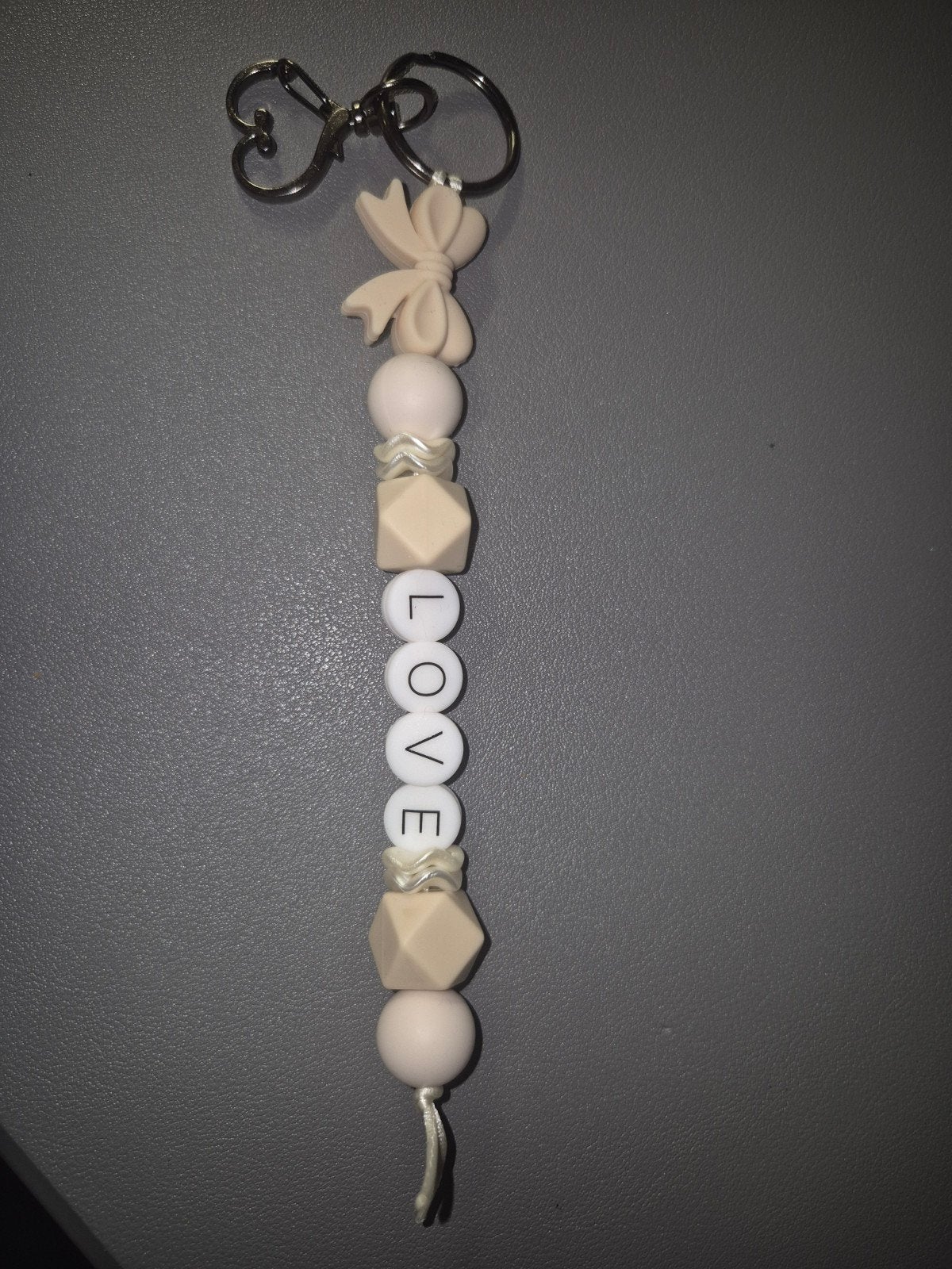 Sleutelhanger met 'LOVE' kralen en strik, Ophalen of Verzenden, Nieuw, Overige typen