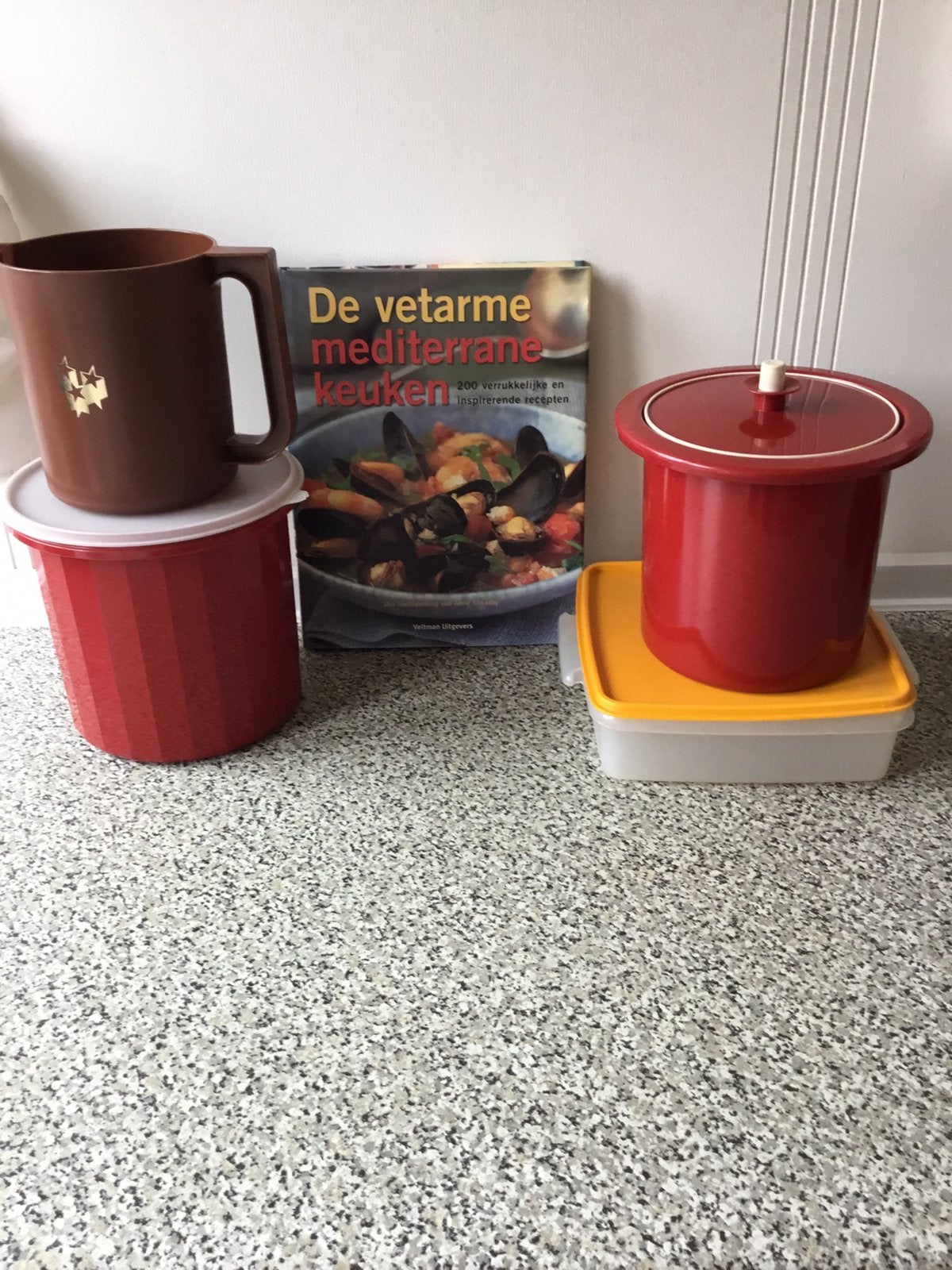 Jaren zeventig Tupperware met kookboek, Ophalen of Verzenden, Zo goed als nieuw