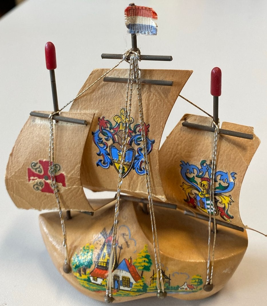 Houten klompbootje met Nederlandse vlag, Ophalen of Verzenden, Gebruikt