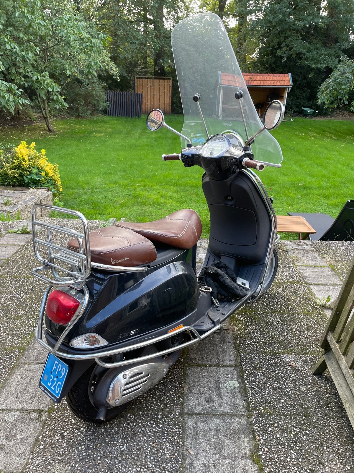 Vespa LX - Accu leeg, inclusief helm en slot, Fietsen en Brommers, Ophalen of Verzenden, Gebruikt, Vespa LX
