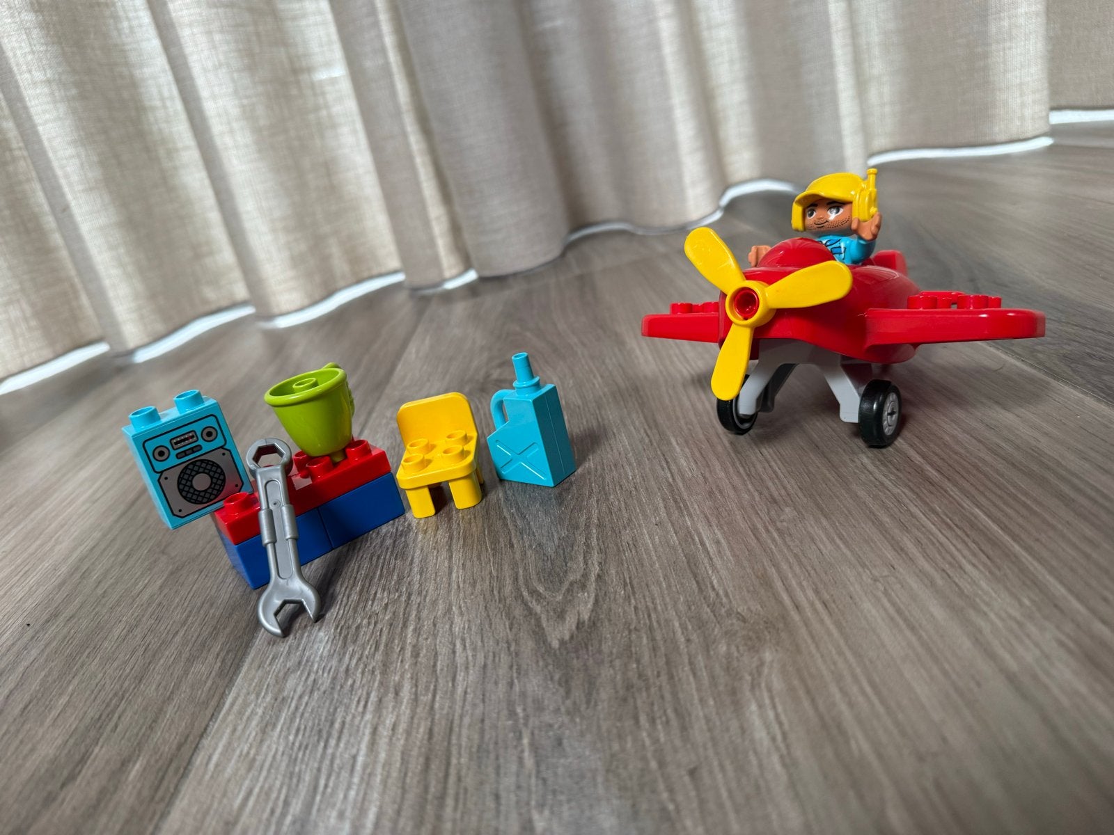 Lego Duplo, 10908, Vliegtuig met piloot en accessoires, Ophalen of Verzenden, Zo goed als nieuw, Overige merken