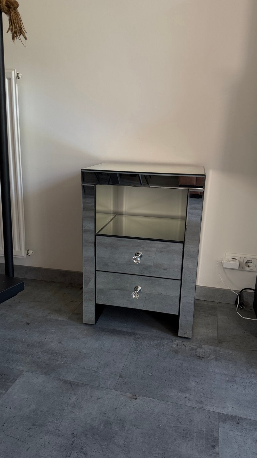 Luxe Nachtkastje met Spiegel Design - Zo goed als nieuw, Huis en Inrichting, Slaapkamer | Nachtkastjes, Ophalen, Minder dan 45 cm