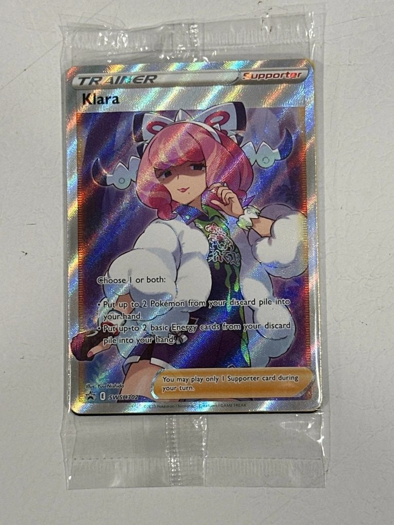 2023 Pokemon Black Star Promo Klara SWSH302 Sealed, Ophalen of Verzenden, Zo goed als nieuw, Boek of Catalogus, Foil