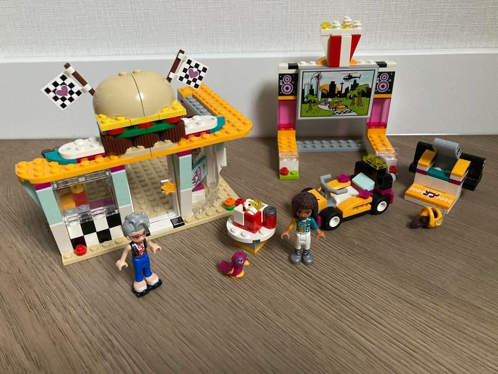 100% compleet Lego Friends 41349 Diner met Drive-in Bioscoop, Lego, Friends, Ophalen of Verzenden, Zo goed als nieuw