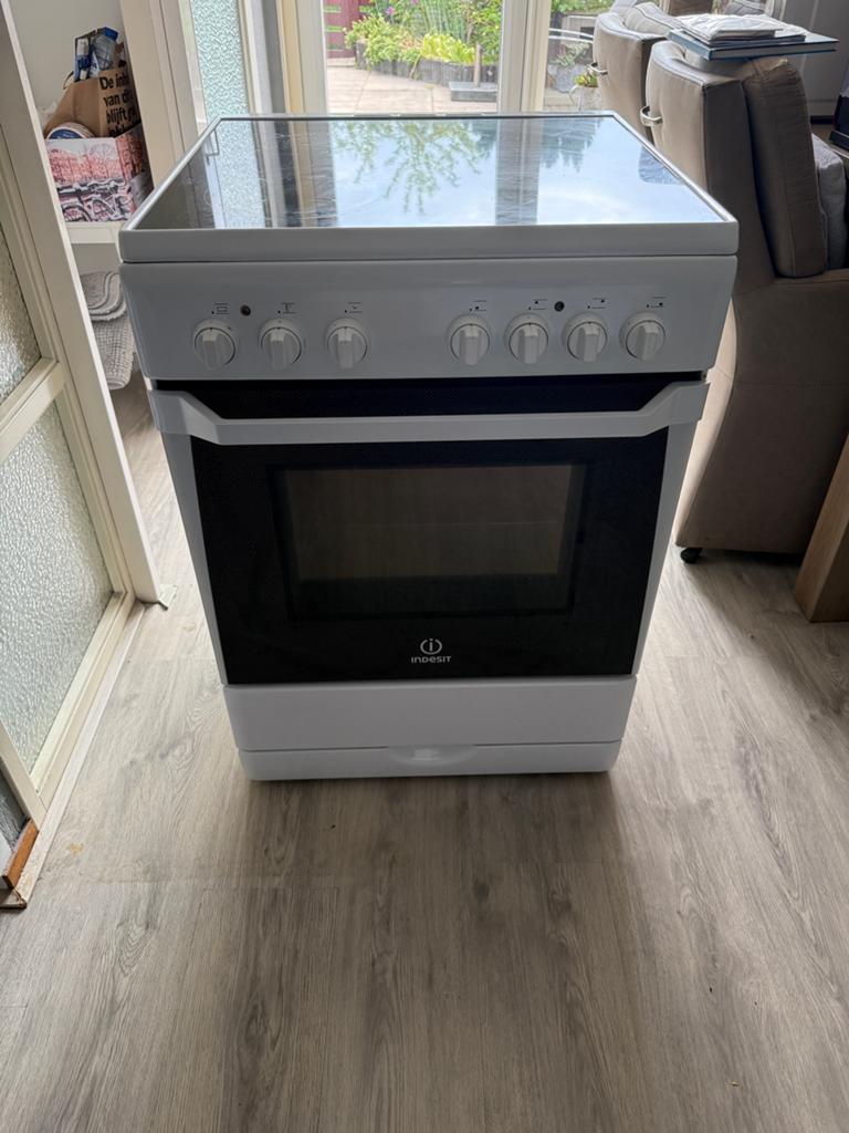 Indesit Vrijstaand Fornuis Keramisch & Hetelucht 230V, Witgoed en Apparatuur, Fornuizen, Gebruikt, Vrijstaand, Elektrisch, 4 kookzones