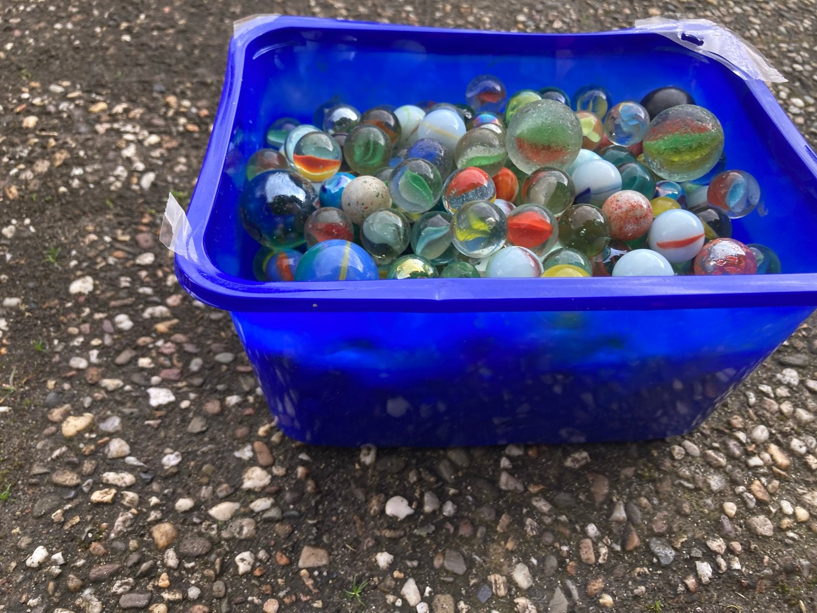 Grote verzameling knikkers in blauwe bak, Ophalen of Verzenden, Gebruikt, Jongen of Meisje