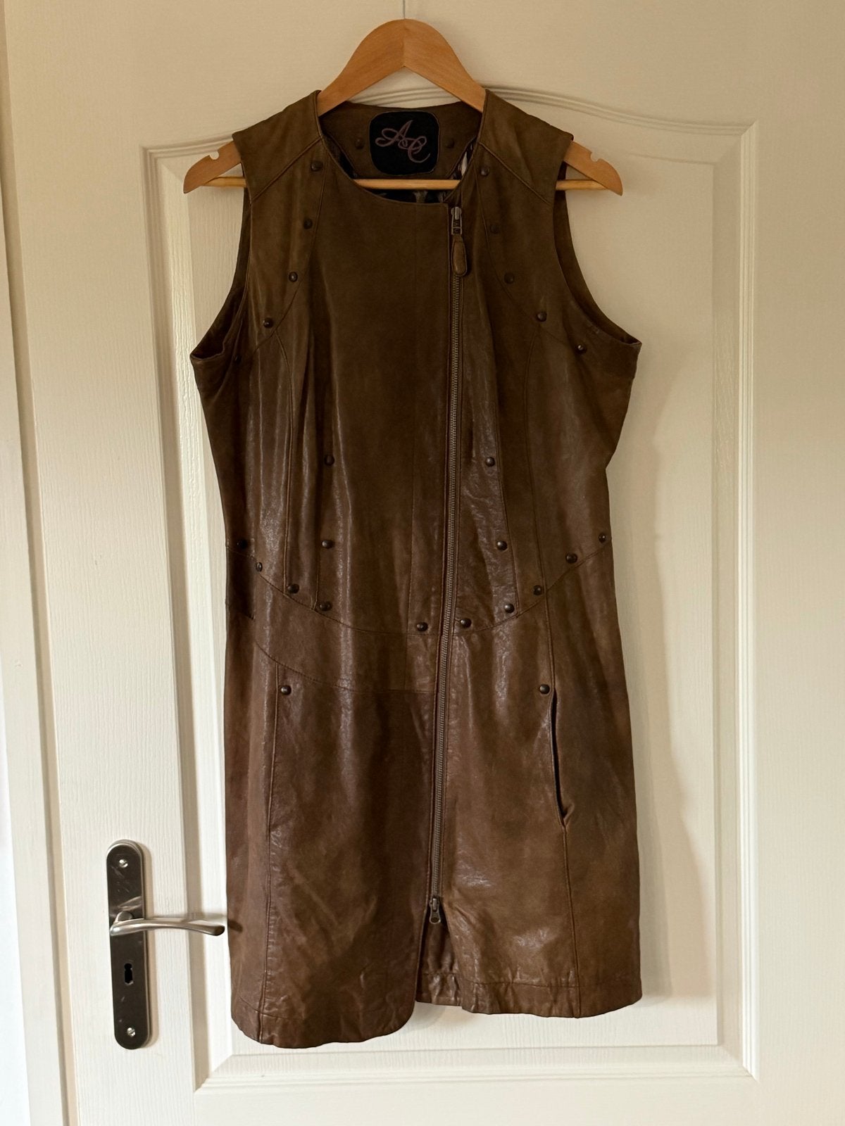 Arma Leren Jurk Maat 44 - Bruin met studs, Bruin, Maat 42/44 (L), Ophalen of Verzenden, Zo goed als nieuw