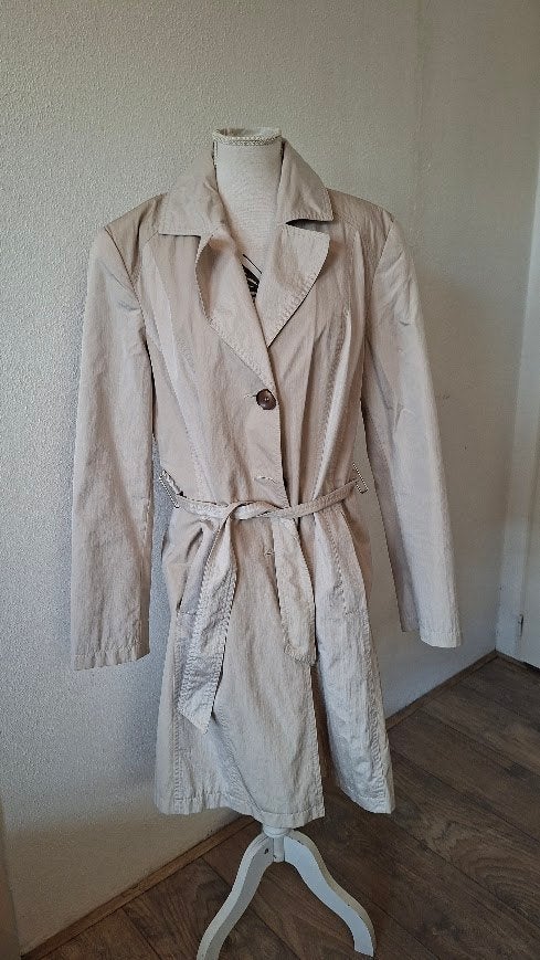 Milo beige trenchcoat, maat 42 met PU coating, Ophalen, Beige, Maat 42/44 (L), Zo goed als nieuw