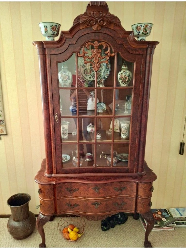 Wortelnoten vitrine kast, Ophalen