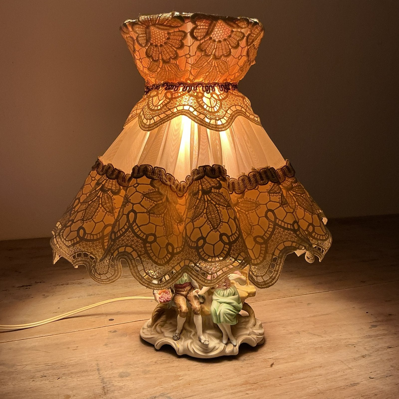 Vintage tafellamp met kanten kap en romantisch beeld, Ophalen