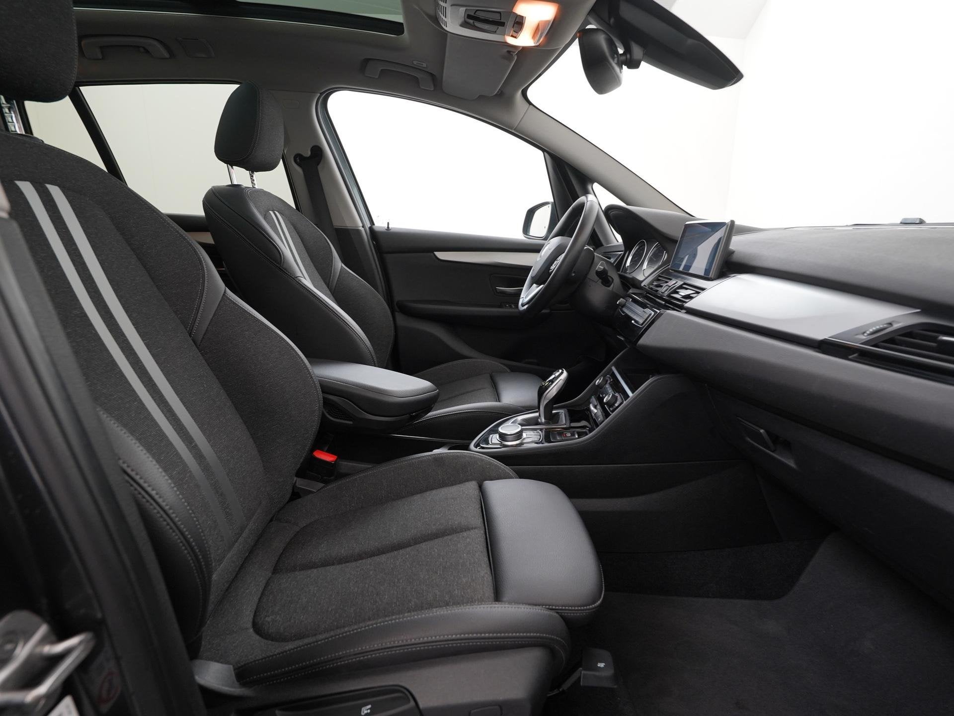 BMW 2-serie Gran Tourer 218i Design Automaat | Panoramadak |, 12 maanden, Gebruikt, Euro 6, Leder en Stof