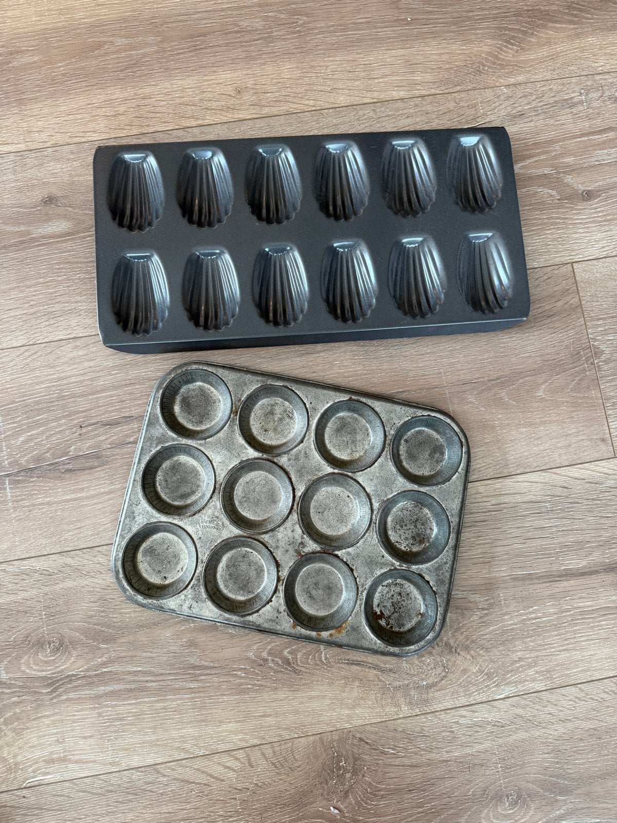 Madeleine bakvorm en oude muffin bakvorm, Ophalen of Verzenden, Zwart, Metaal, Overige typen