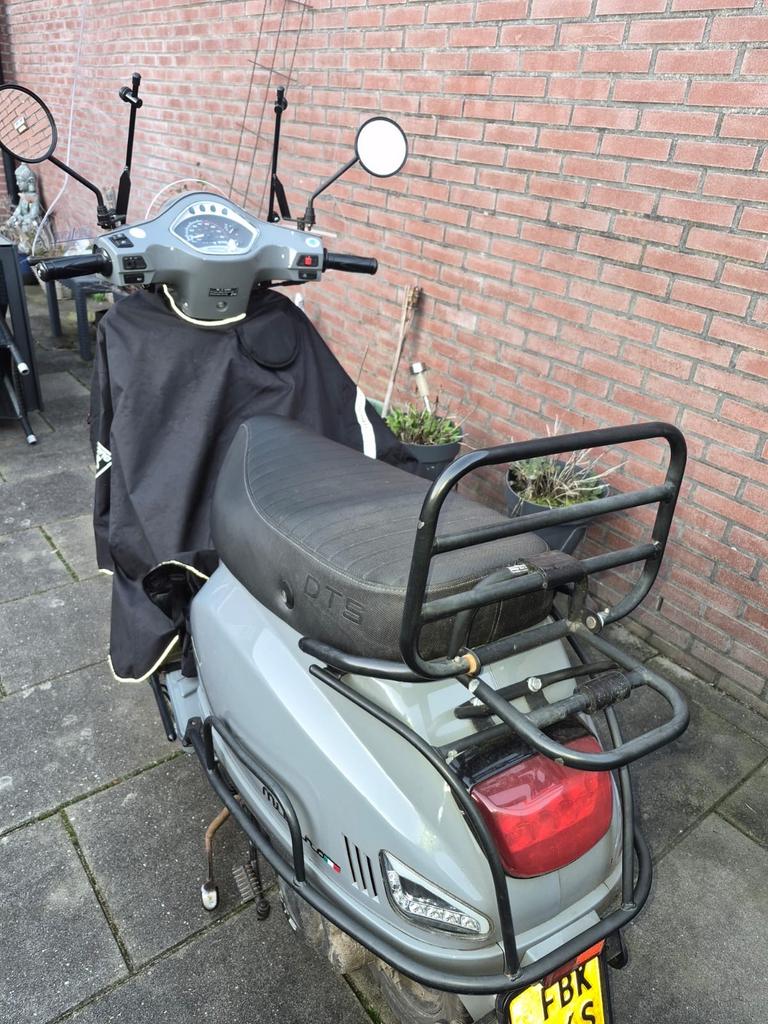 Milano scooter - Grijs, inclusief beenkleed, Fietsen en Brommers, Ophalen of Verzenden, Gebruikt, Maximaal 45 km/u, Benzine