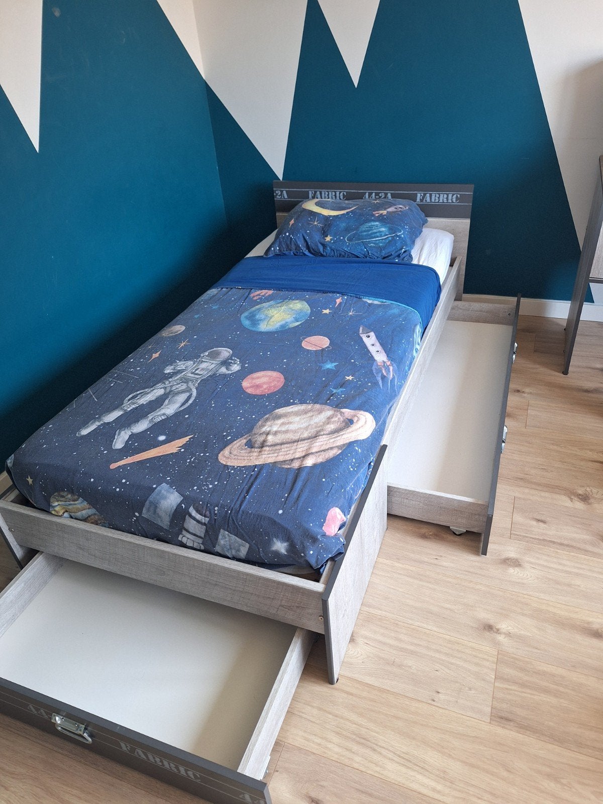 Kinderkamer Fabric: Bed, Kledingkast, Bureau, Ladeka, Kinderen en Baby's, Kinderkamer | Complete kinderkamers, Ophalen, Gebruikt