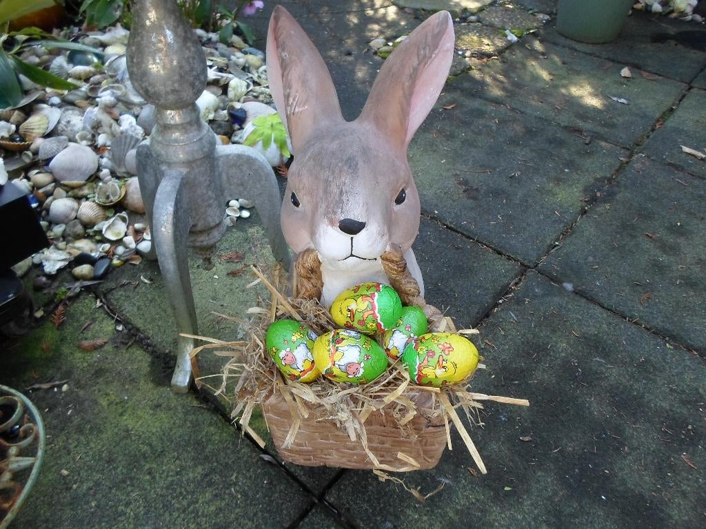 HAAS MET MANDJE EN  EITJES VOOR DECORATIE., Ophalen of Verzenden