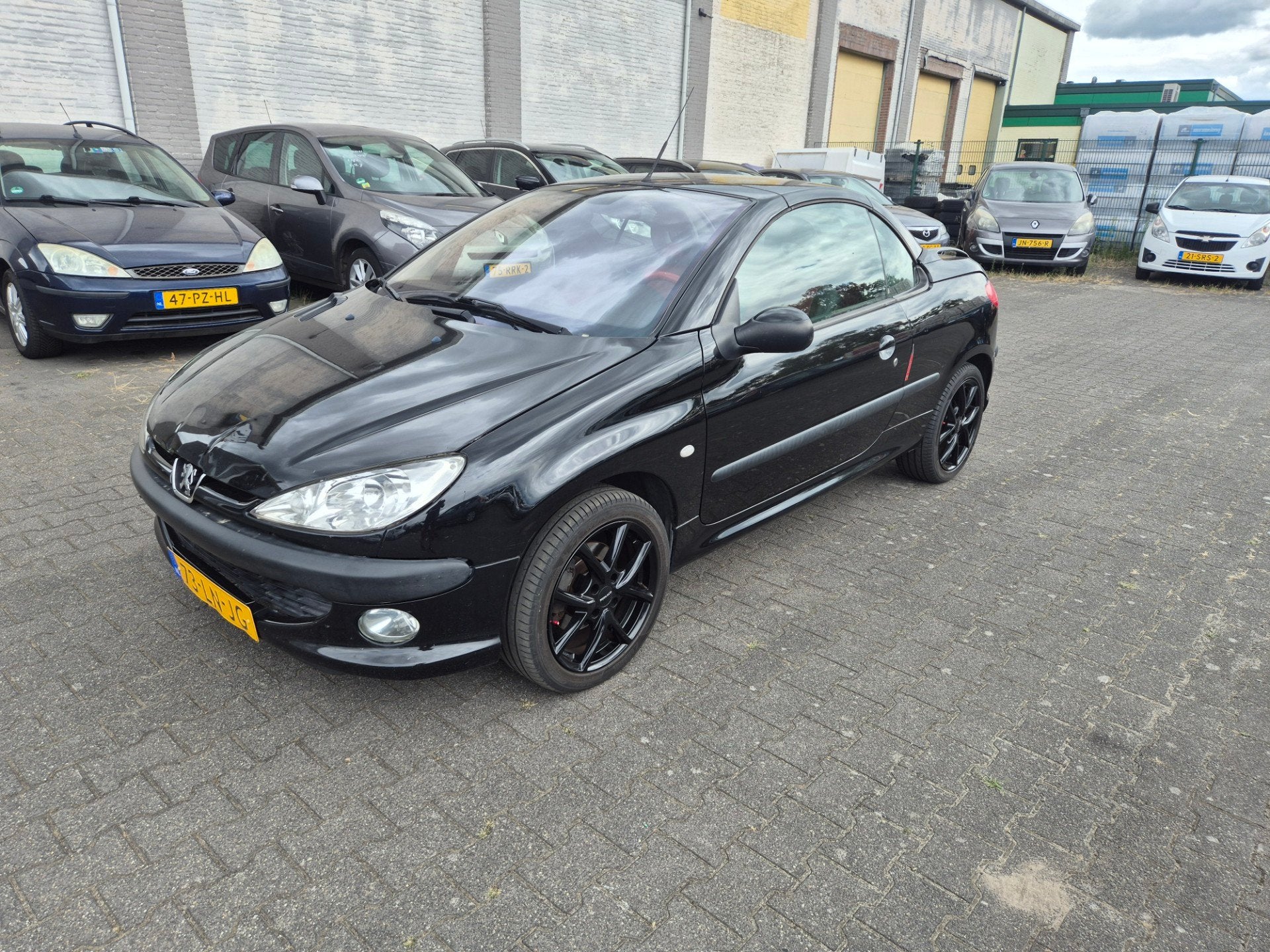 Peugeot 206 CC eugeot 206 CC 1.6-16V Premium CABRIO, Auto's, Voorwielaandrijving, Gebruikt, Zwart, 4 cilinders