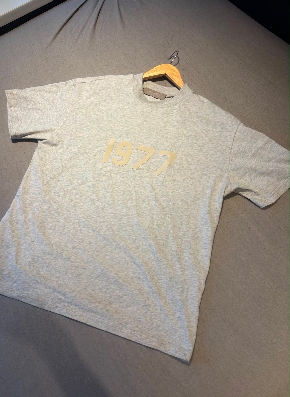 Essentials T-shirt Grijs 1977, Kleding | Heren, T-shirts, Ophalen of Verzenden, Nieuw, Maat 48/50 (M), Grijs