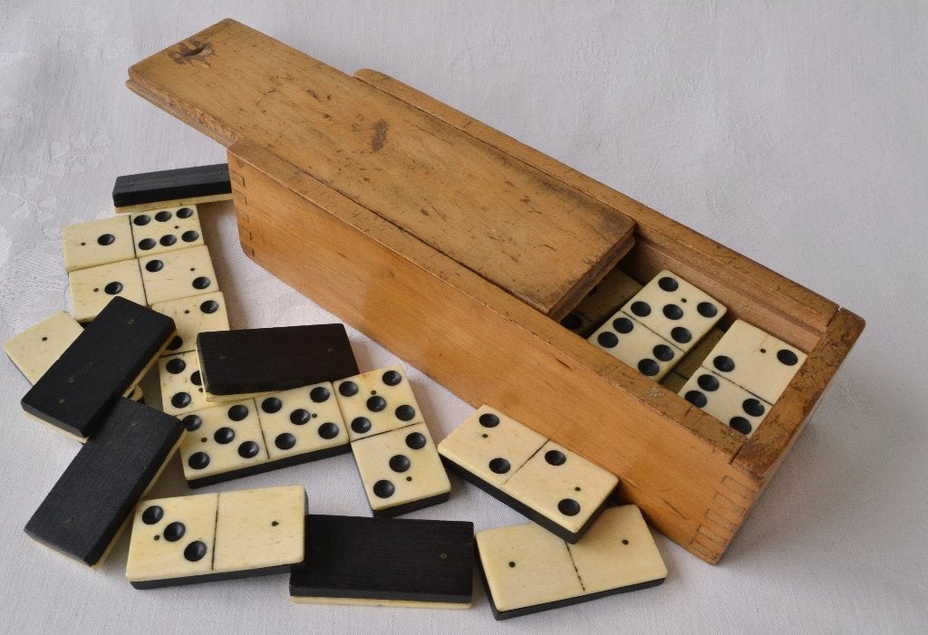 Antiek benen Domino spel + houten kistje, compleet 28 stenen, Antiek en Kunst, Ophalen of Verzenden