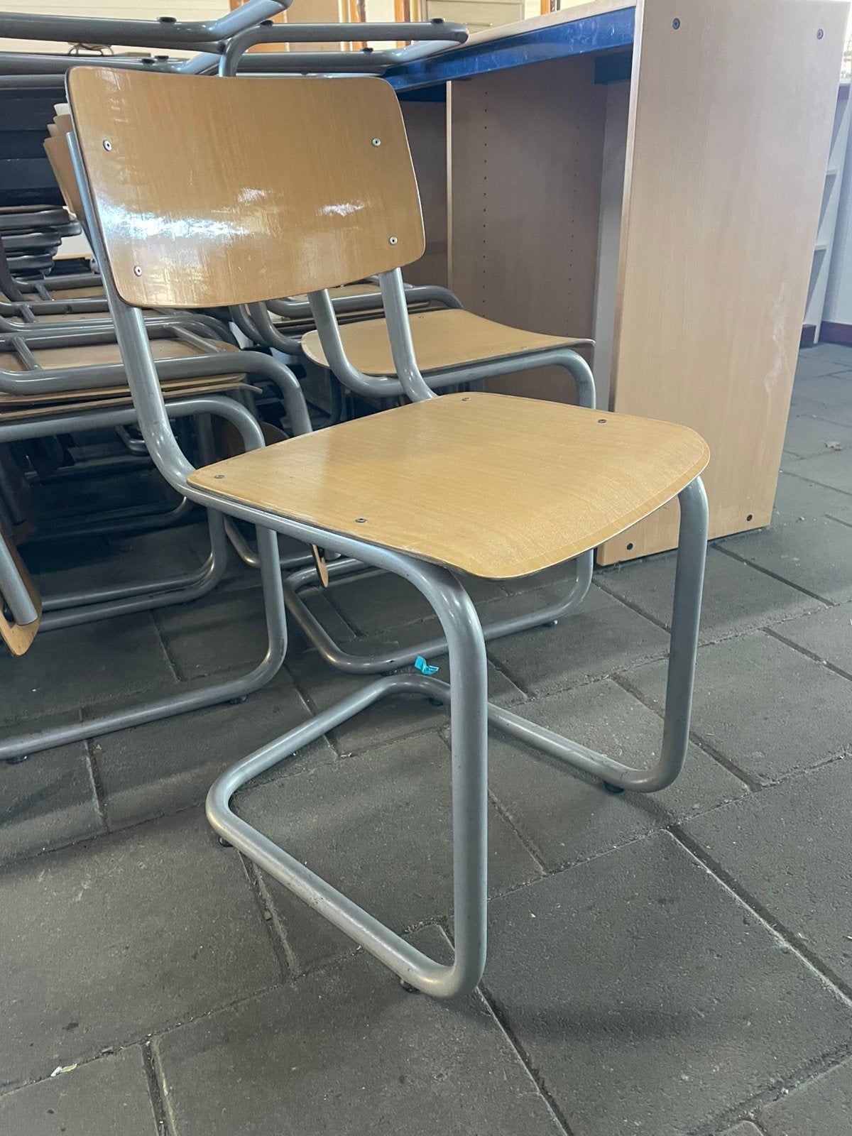 50x Vintage Buisframe Schoolstoelen, Ophalen, Gebruikt, Bruin