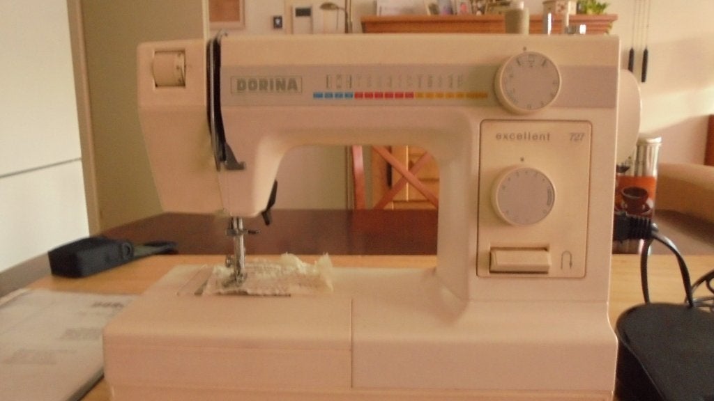 Te koop, naaimachine DORINA/ PFAFF. Met 6 maanden Garantie., Hobby en Vrije tijd, Naaimachines en Toebehoren, Ophalen, Zo goed als nieuw