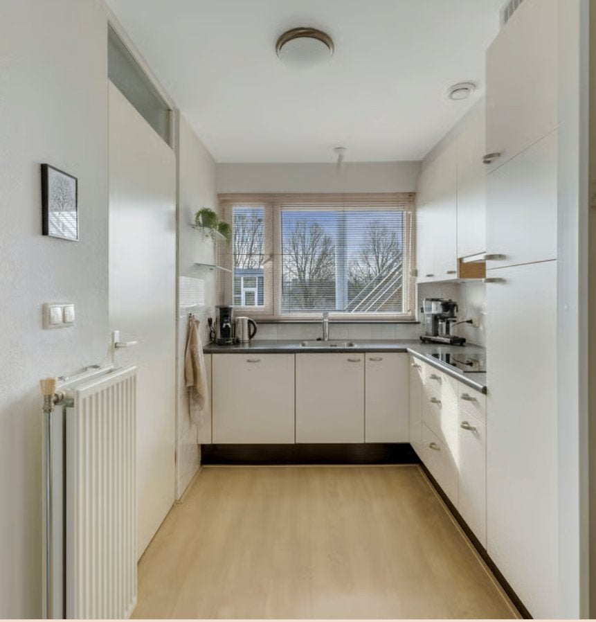 Te  koop mooie keuken met inductiekookplaat van 3 jaar oud, Huis en Inrichting, Ophalen, Wit, Hoekkeuken, Zo goed als nieuw