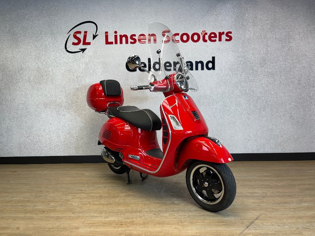Vespa GTS 300 i.e. Rood Metallic 2015, Scooter, Particulier, Minimaal motorrijbewijs A2, Automaat