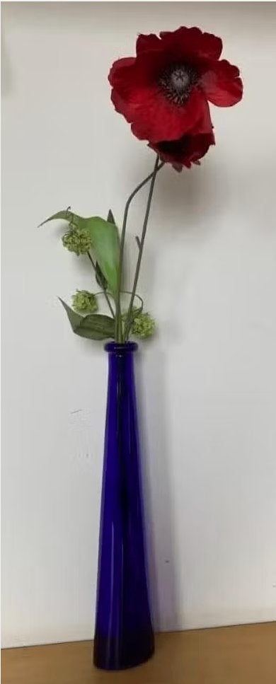 Slanke vaas van blauw glas met kunstbloemen (klaproos), Ophalen of Verzenden, Zo goed als nieuw, Blauw, Glas
