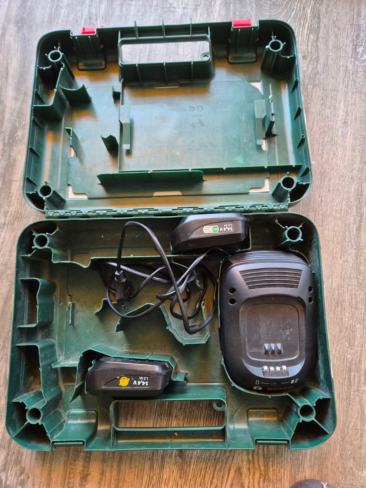 Acculader met 2 accu's 14.4 volt 1,5 Ah zonder boormachine, Ophalen, Gebruikt, Boormachine